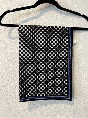 Banana Republic Black Polka Dot Bandana  Scarf with Blue Trim
100% cotton
NWT